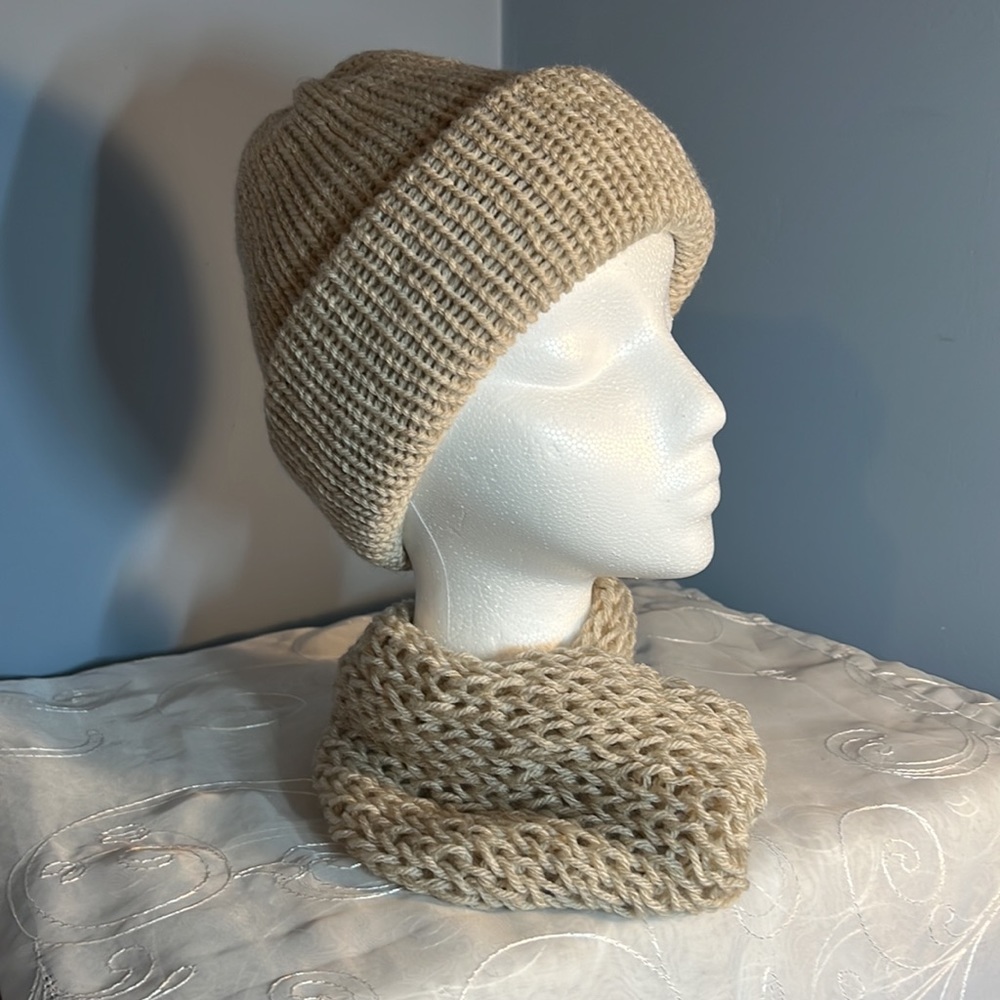 Handmade Knit Womans/Girls Beanie & Cowl set  Cream NEW - Picture 5 of 6